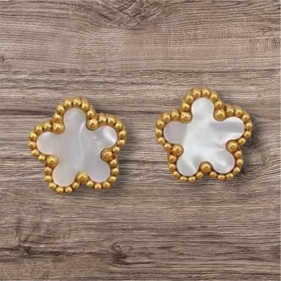 NWOT Clover  Five Petal Flower Earring Studs Made of Mother of Pearl and 18K GP - Picture 10 of 16